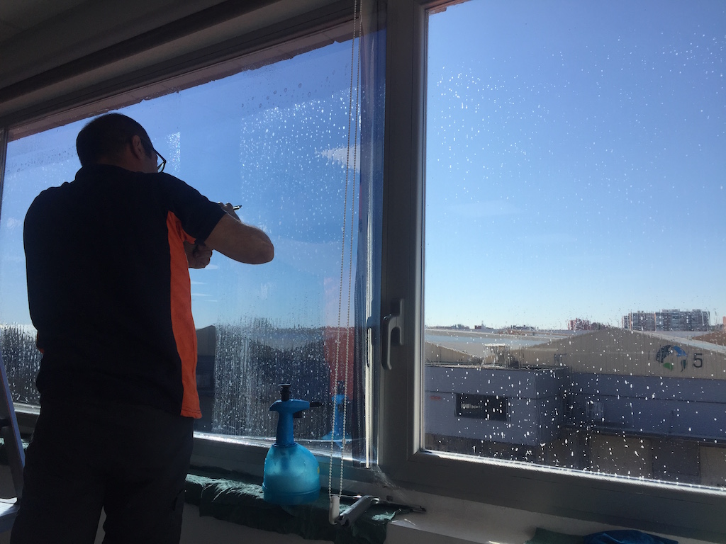 instalación de laminas de protección solar en ventanas